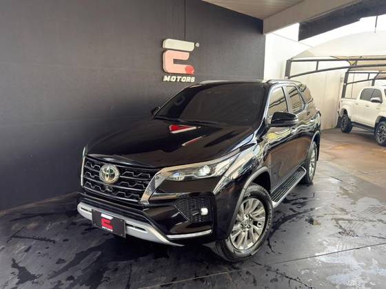 TOYOTA HILUX SW4 2.8 D-4D TURBO DIESEL SRX 7L 4X4 AUTOMÁTICO